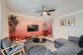 Your Chill 2B Getaway - 10min to DTWN - W/D, Pool, Prkg